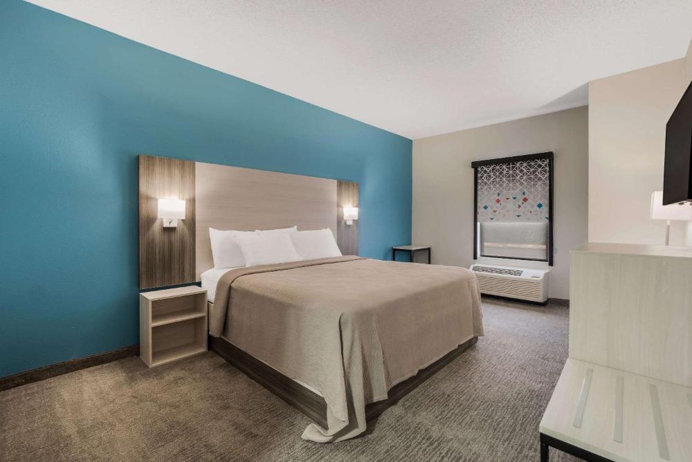 1 King Bed Accessible Non-Smoking interior